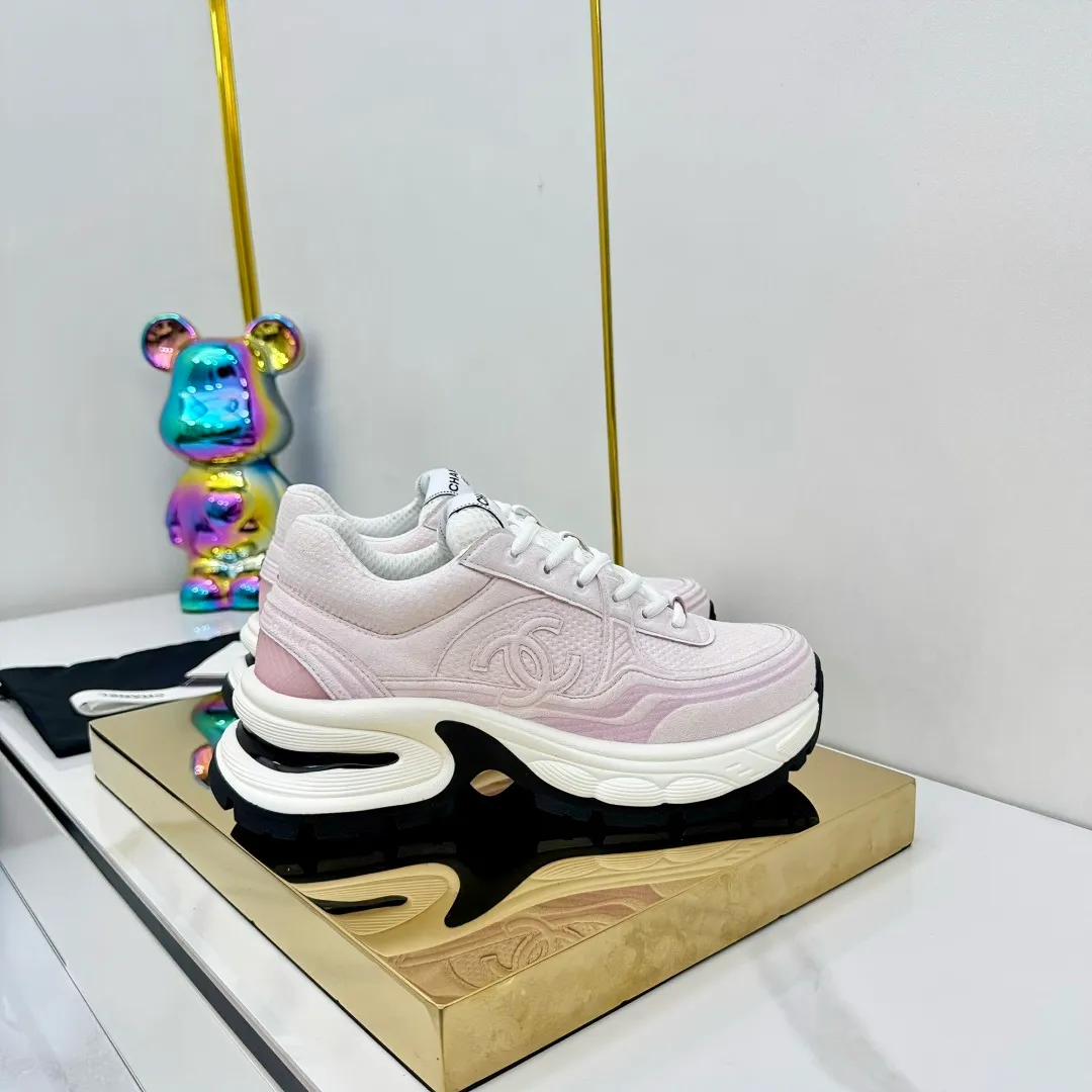 👟👟Ex-factory price 680👟👟 Upgraded version, upgraded version, upgraded version! No rebuttal accepted! ! ! ! Chanel Chanel panda shoes! 2025 counter's top casual sports shoes. This classic design; the upper is electro-embroidered with a variety of techniques; the outsole is fashionable and sporty; the unusual inclusion of a variety of color matching elements... The diversified mix and match is very good-looking and versatile, and can be used for leisure, fashion, sports, and outdoor... ꫛꫀꪝ Go➫ Materials: ❶Upper made of: original imported first-layer silk cowhide + original waterproof cloth + original first-layer cowhide ❷Inner lining: Original Yangli+Net ❸Outsole based on: Original TPU combination outsole Counter boutique packaging complete set for women 35–41 👉 👉 👉 👉